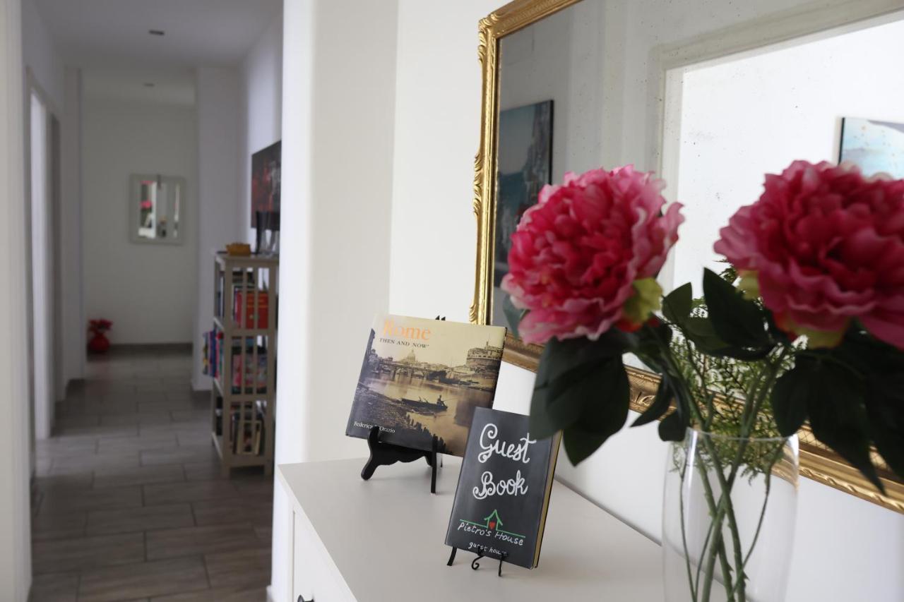 Pietro'S House Apartment Rome Bagian luar foto